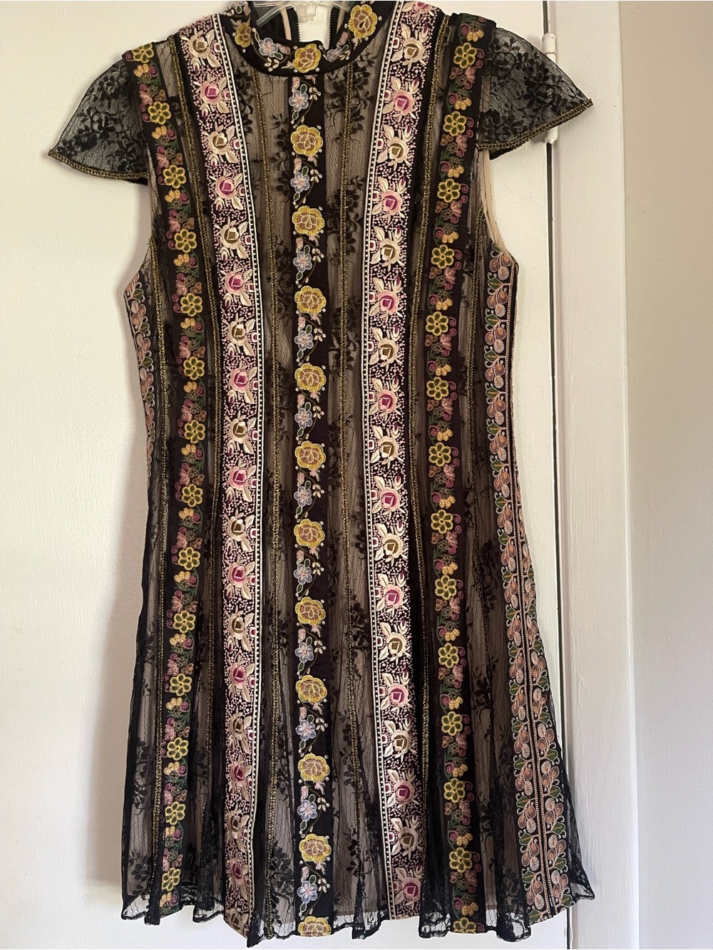 Alice + Olivia Gwyneth Embroidered High-Neck Lace Dress size 0/2